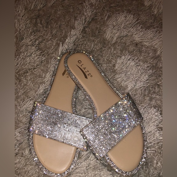 gaze Shoes - GLAZE
HONEY-62 RHINESTONE FLAT SANDAL 7 1/2